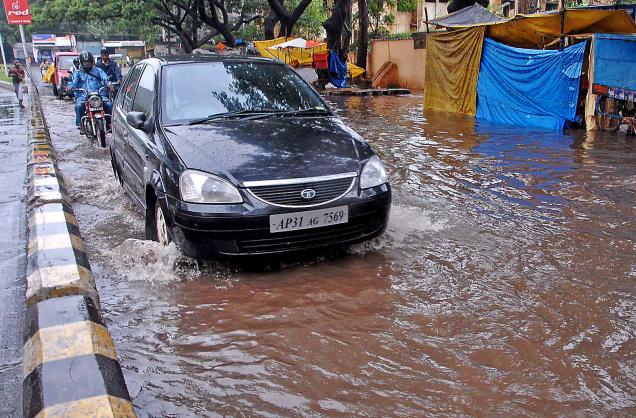 Heavy rain at Visakhapatnam, Heavy rain Visakhapatnam, Heavy rain cripples life in Vizag